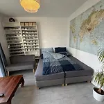 Luxus In Berlin Mitte Mit Laptop, Grossem Tv, Neuem Bett Und Privatem Badezimmer