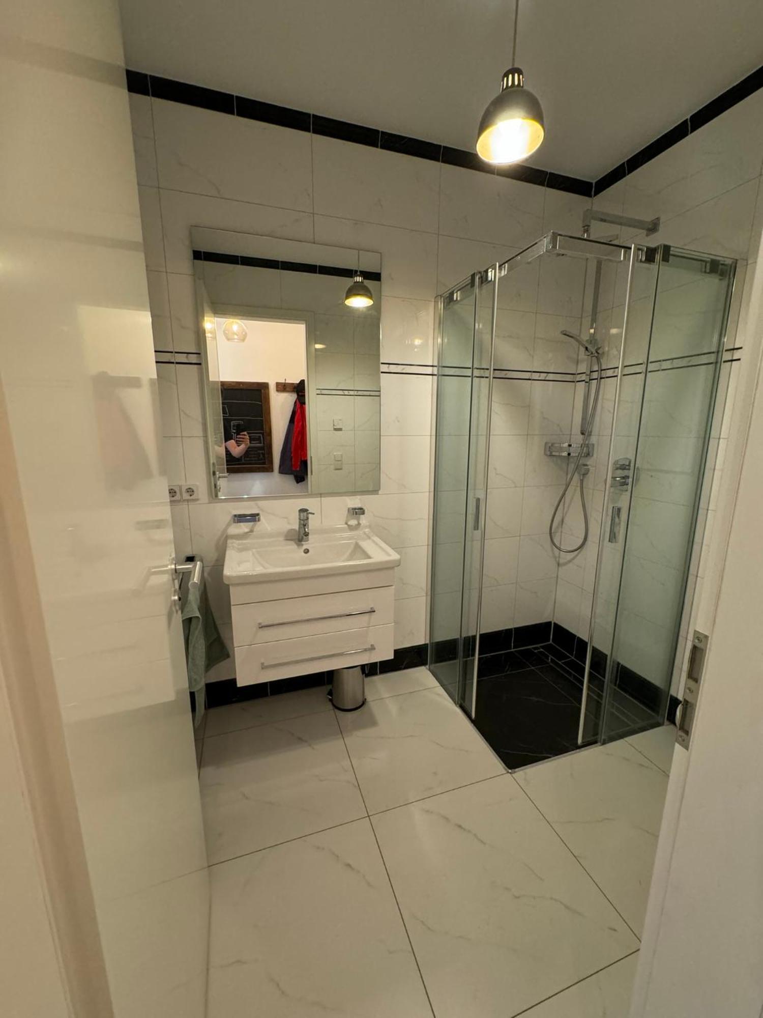 Luxus In Mitte Mit Laptop, Grossem Tv, Neuem Bett Und Privatem Badezimmer Séjour chez l'habitant