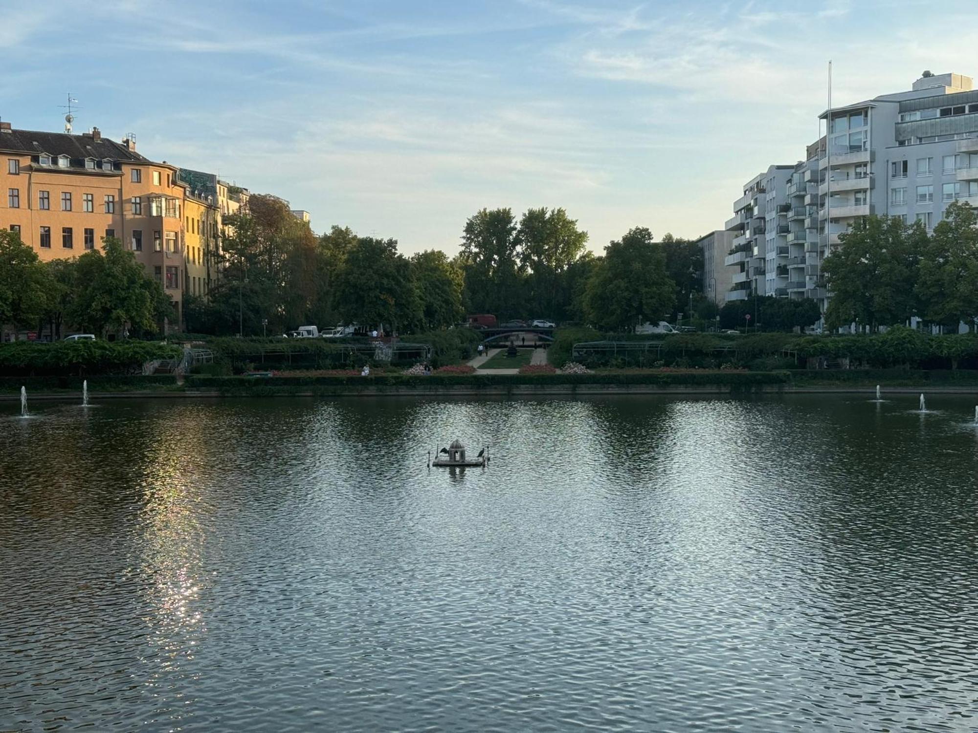 Séjour chez l'habitant Luxus In Mitte Mit Laptop, Grossem Tv, Neuem Bett Und Privatem Badezimmer *