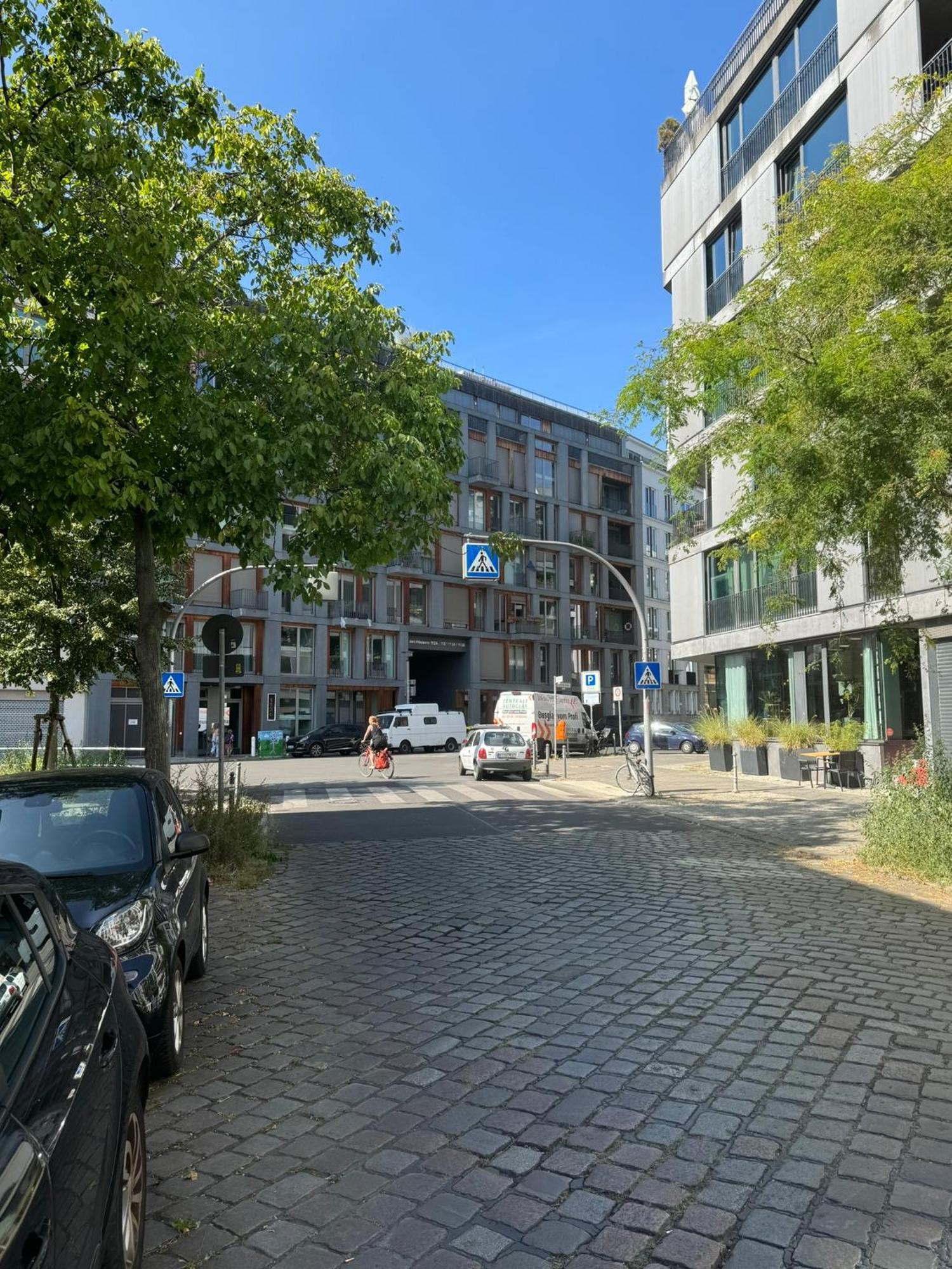 Luxus In Mitte Mit Laptop, Grossem Tv, Neuem Bett Und Privatem Badezimmer Séjour chez l'habitant Berlin