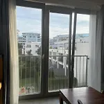 Luxus In Berlin Mitte Mit Laptop, Grossem Tv, Neuem Bett Und Privatem Badezimmer